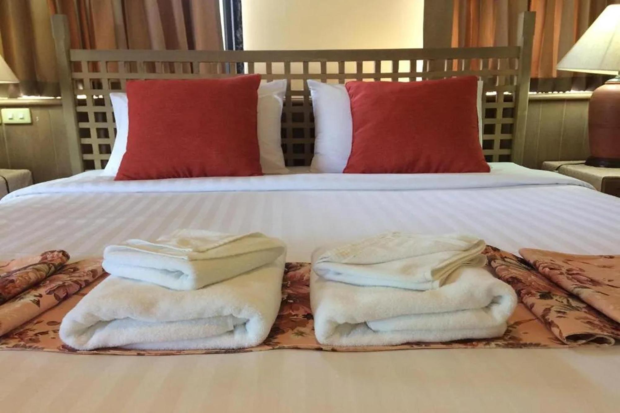 Pin Hotel Лампанг Экстерьер фото